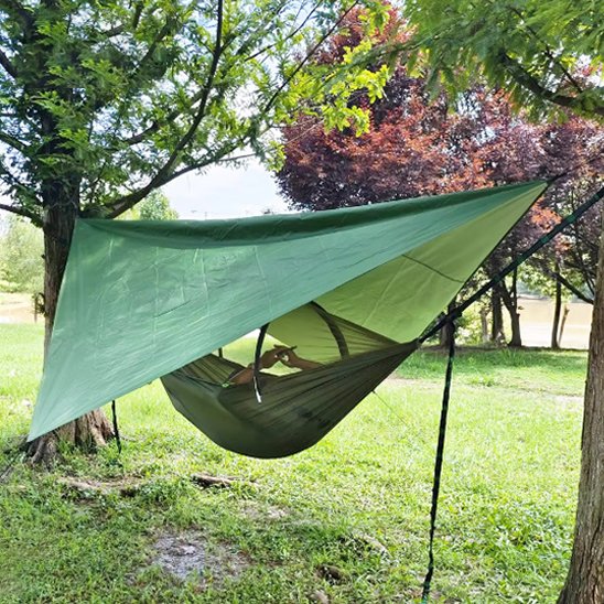 Hamac suspendu bivouac coucher soleil