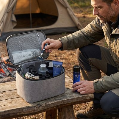 Trousse de toilette homme : l'accessoire indispensable pour voyager organisé en plein air