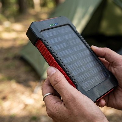 Batterie externe solaire nomade pour camping trek et aventure