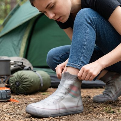 Couvre-chaussure antidérapant sur sentier boueux