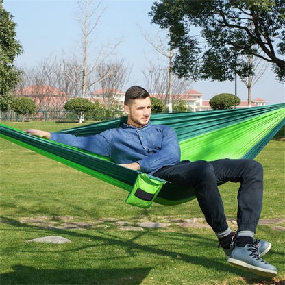Hamac ultra-léger suspendu entre arbres