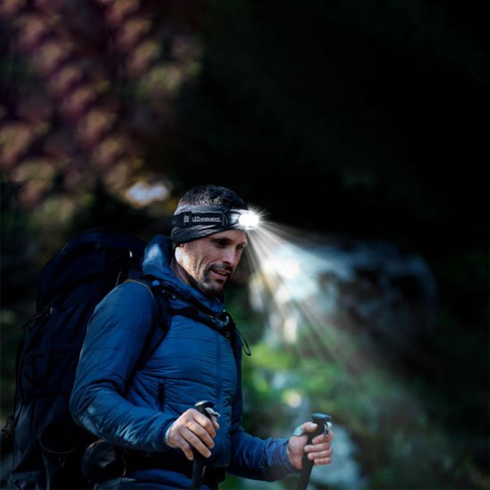 Lampe frontale randonnée sentier été