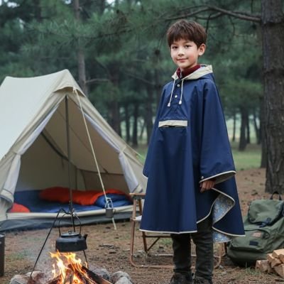 Enfant portant poncho imperméable camping