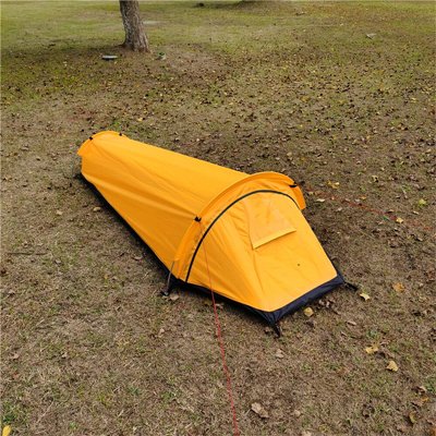 Tente ultra-légère installée en montagne